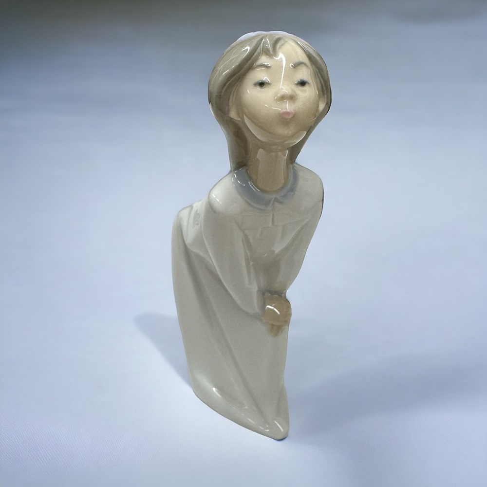 LLadro "Kissing Girl" Figurine Fine Porcelain - Picture 1 of 9